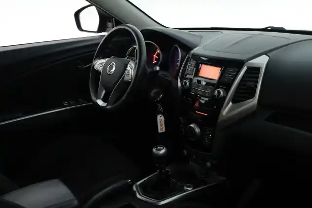 Musta Farmari, SsangYong Tivoli – LNJ-952