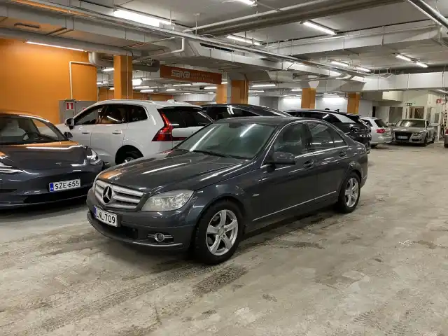 Harmaa Sedan, Mercedes-Benz C – LNL-709