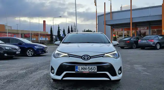 Valkoinen Farmari, Toyota Avensis – LNN-560