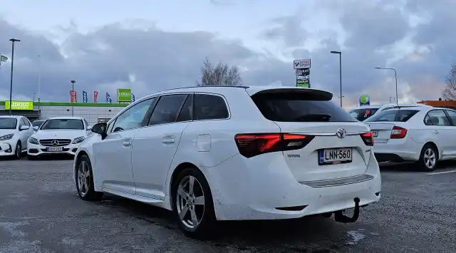 Valkoinen Farmari, Toyota Avensis – LNN-560