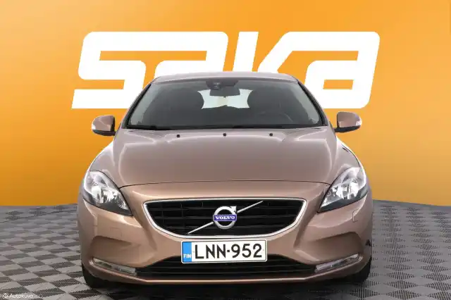 Ruskea Viistoperä, Volvo V40 – LNN-952