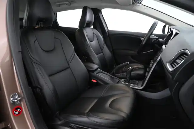 Ruskea Viistoperä, Volvo V40 – LNN-952
