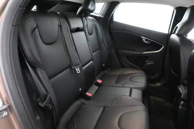 Ruskea Viistoperä, Volvo V40 – LNN-952