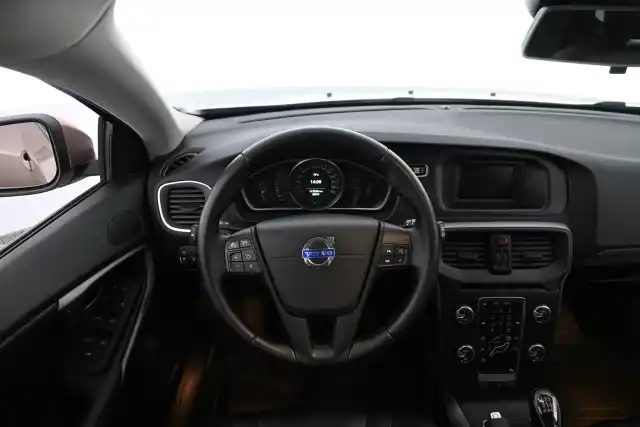 Ruskea Viistoperä, Volvo V40 – LNN-952