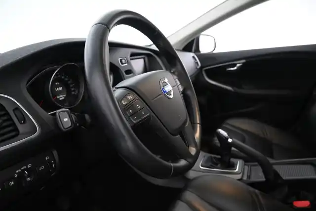 Ruskea Viistoperä, Volvo V40 – LNN-952