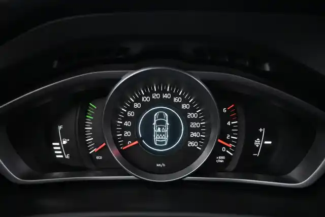 Ruskea Viistoperä, Volvo V40 – LNN-952
