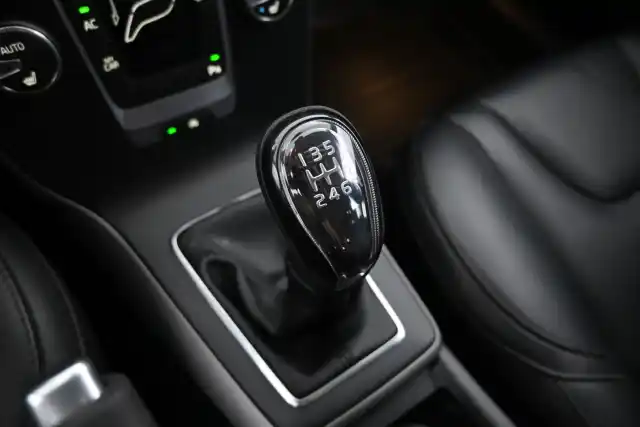Ruskea Viistoperä, Volvo V40 – LNN-952