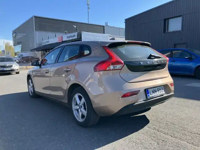 Ruskea Viistoperä, Volvo V40 – LNN-952