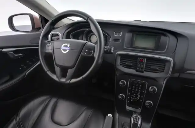 Ruskea Viistoperä, Volvo V40 – LNN-952