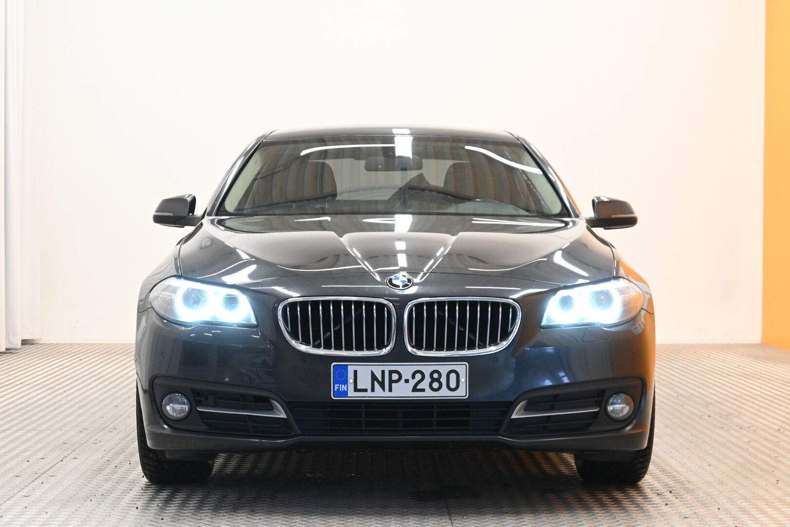 Harmaa Sedan, BMW 520 – LNP-280