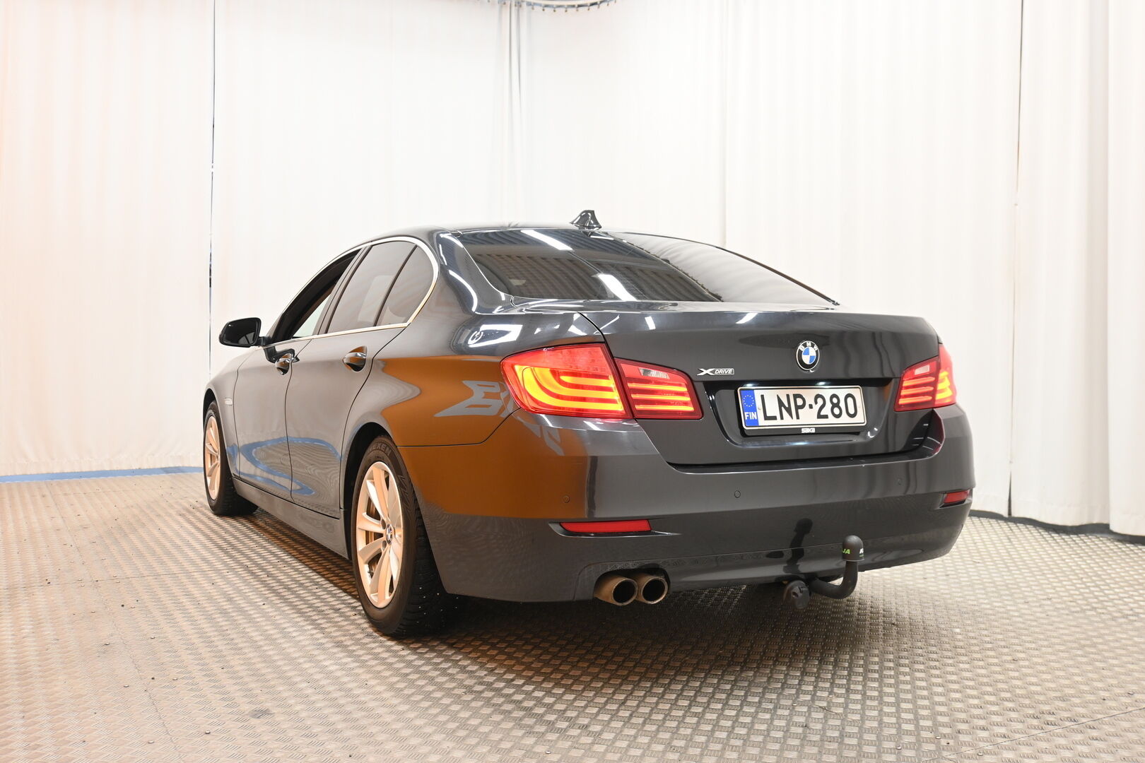 Harmaa Sedan, BMW 520 – LNP-280