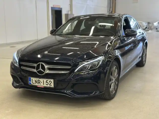 Sininen Sedan, Mercedes-Benz C – LNR-152