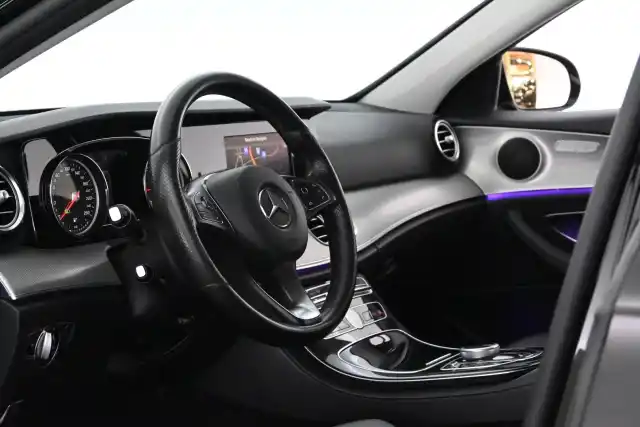 Musta Farmari, Mercedes-Benz E – LNR-177
