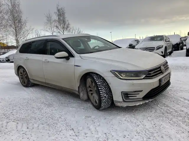 Valkoinen Farmari, Volkswagen Passat – LNT-811