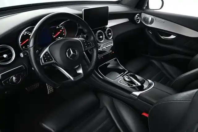 Harmaa Maastoauto, Mercedes-Benz GLC – LNU-352