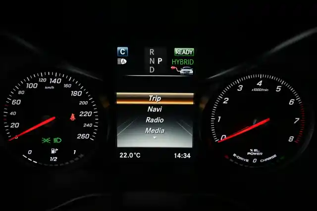Harmaa Maastoauto, Mercedes-Benz GLC – LNU-352