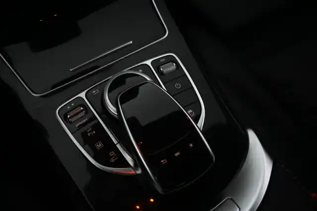 Harmaa Maastoauto, Mercedes-Benz GLC – LNU-352