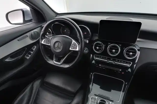 Harmaa Maastoauto, Mercedes-Benz GLC – LNU-352