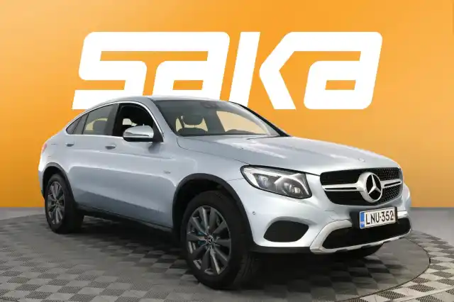 Harmaa Maastoauto, Mercedes-Benz GLC – LNU-352