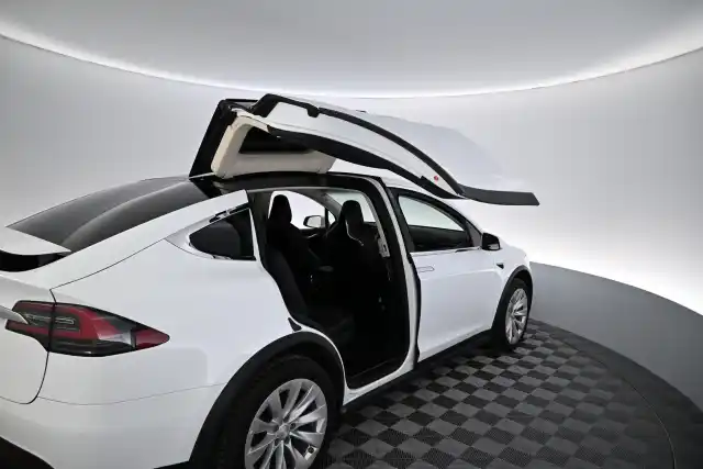 Valkoinen Maastoauto, Tesla Model X – LNV-162