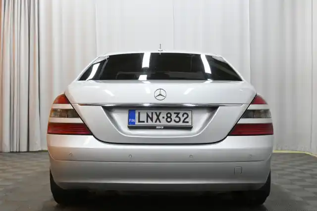 Harmaa Sedan, Mercedes-Benz S – LNX-832