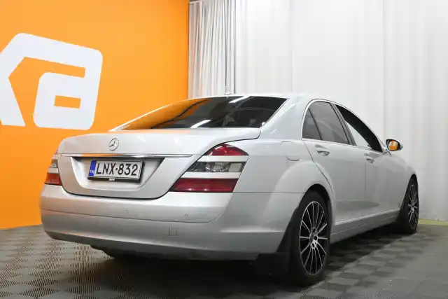 Harmaa Sedan, Mercedes-Benz S – LNX-832