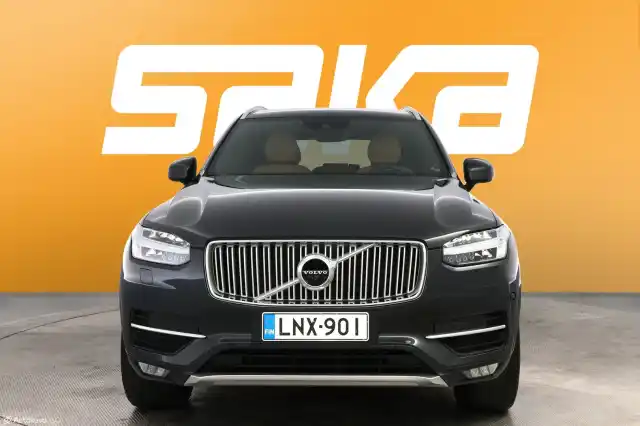 Harmaa Maastoauto, Volvo XC90 – LNX-901