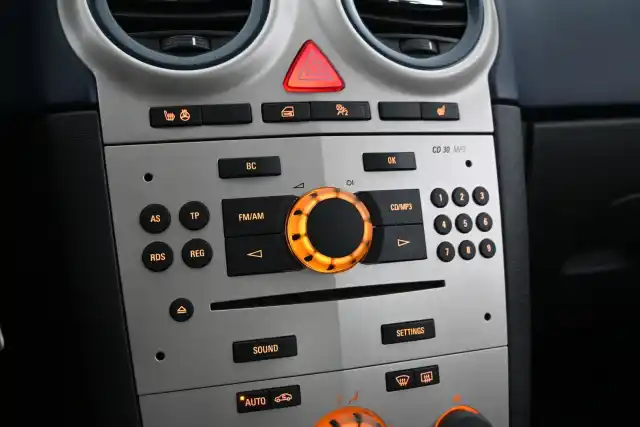 Sininen Viistoperä, Opel Corsa – LNY-774