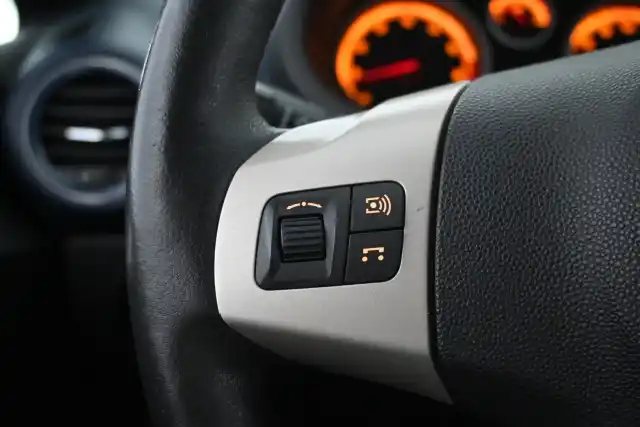 Sininen Viistoperä, Opel Corsa – LNY-774