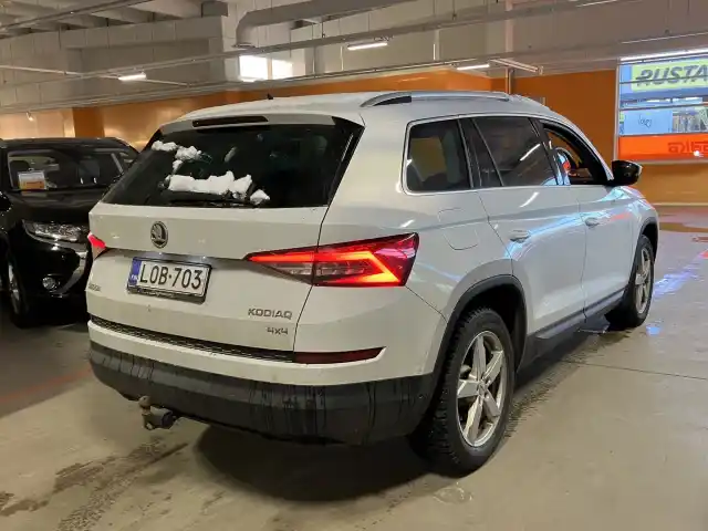 Valkoinen Maastoauto, Skoda Kodiaq – LOB-703