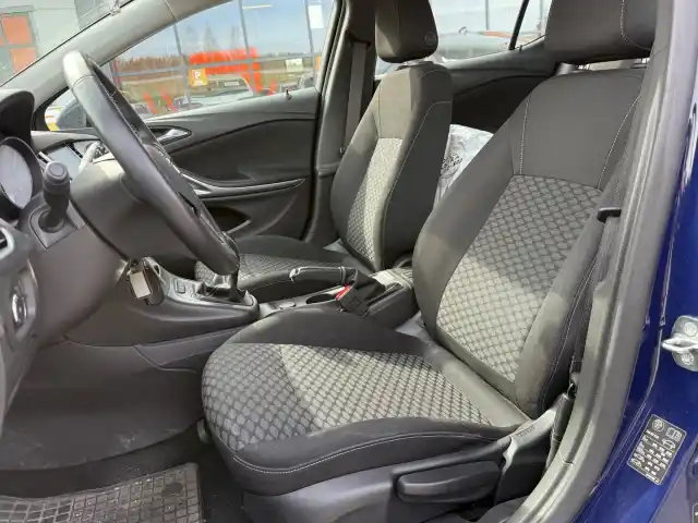 Sininen Viistoperä, Opel Astra – LOE-802