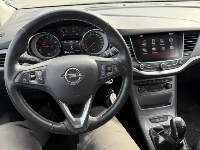 Sininen Viistoperä, Opel Astra – LOE-802