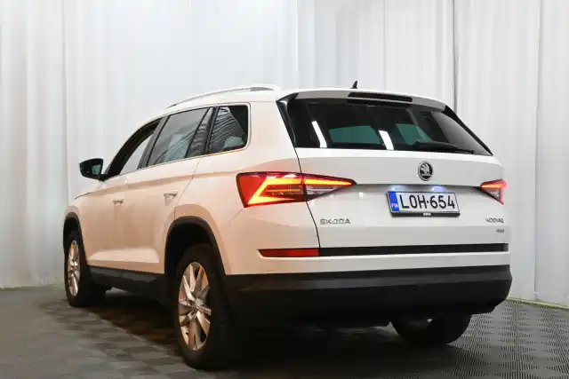 Valkoinen Maastoauto, Skoda Kodiaq – LOH-654