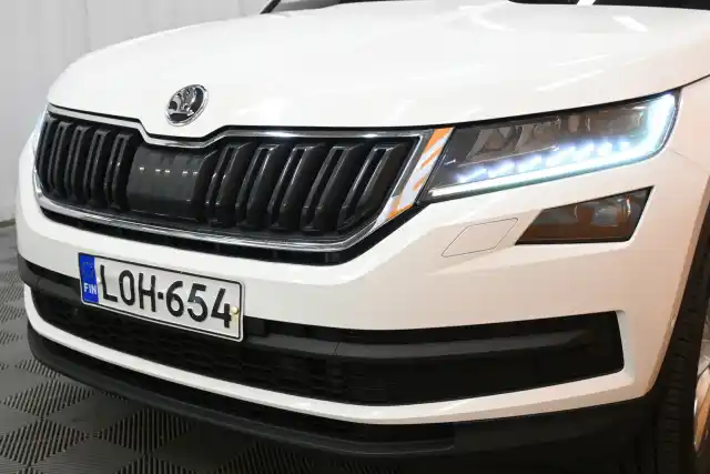 Valkoinen Maastoauto, Skoda Kodiaq – LOH-654