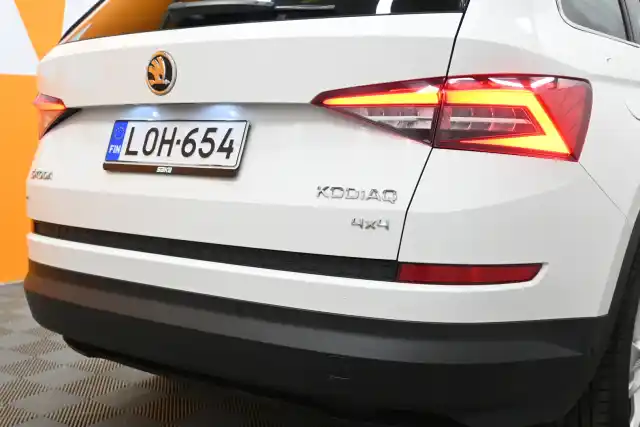 Valkoinen Maastoauto, Skoda Kodiaq – LOH-654