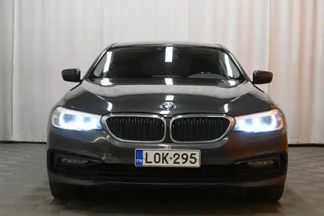 Harmaa Sedan, BMW 530 – LOK-295