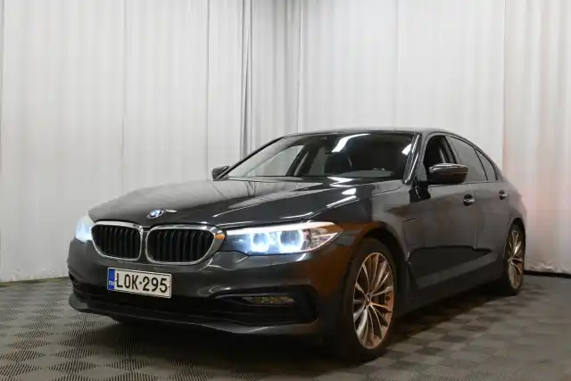 Harmaa Sedan, BMW 530 – LOK-295