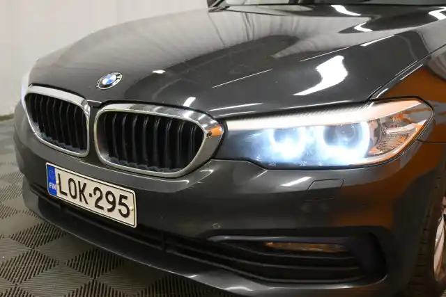 Harmaa Sedan, BMW 530 – LOK-295