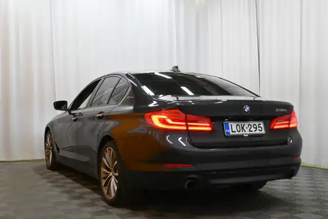 Harmaa Sedan, BMW 530 – LOK-295