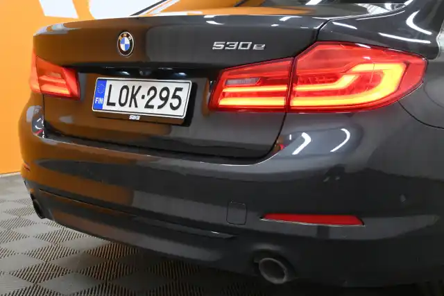 Harmaa Sedan, BMW 530 – LOK-295