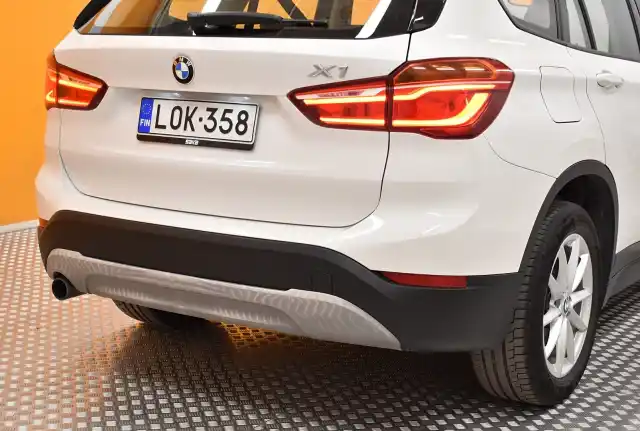Valkoinen Maastoauto, BMW X1 – LOK-358