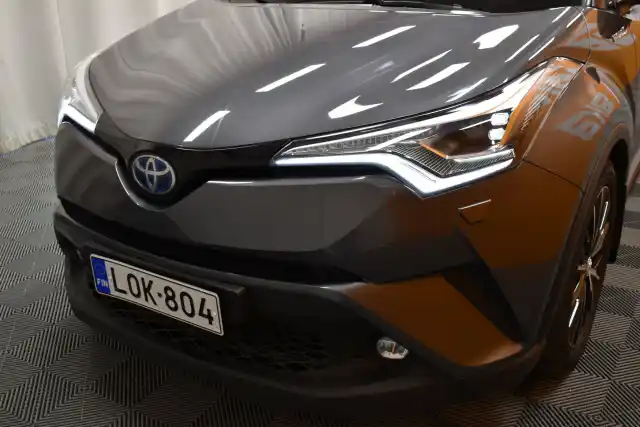 Harmaa Maastoauto, Toyota C-HR – LOK-804