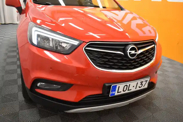 Punainen Maastoauto, Opel Mokka – LOL-137