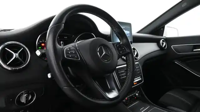 Valkoinen Coupe, Mercedes-Benz CLA – LOL-693