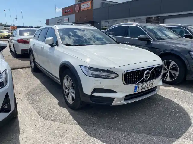 Valkoinen Farmari, Volvo V90 Cross Country – LOM-892