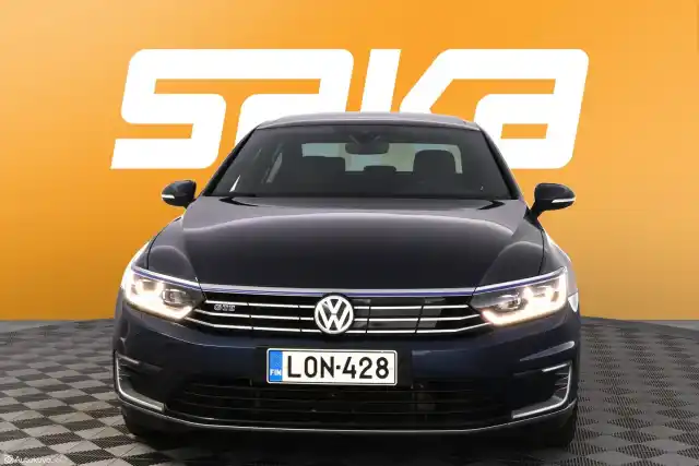 Sininen Sedan, Volkswagen Passat – LON-428