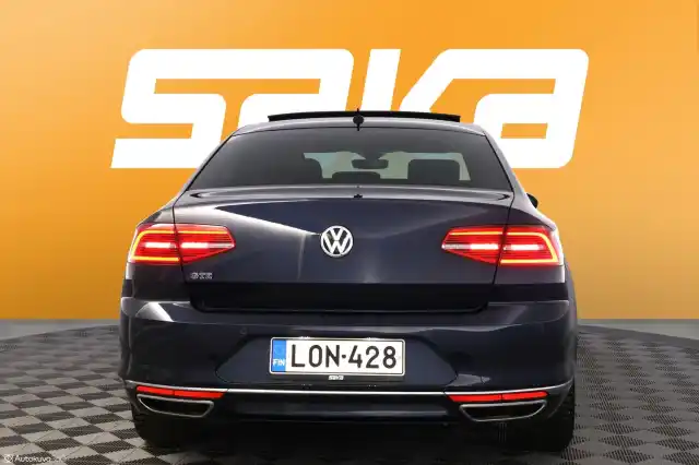 Sininen Sedan, Volkswagen Passat – LON-428