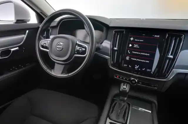 Valkoinen Sedan, Volvo S90 – LON-637