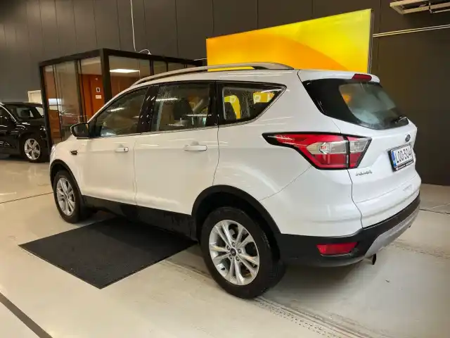 Valkoinen Maastoauto, Ford Kuga – LOO-304