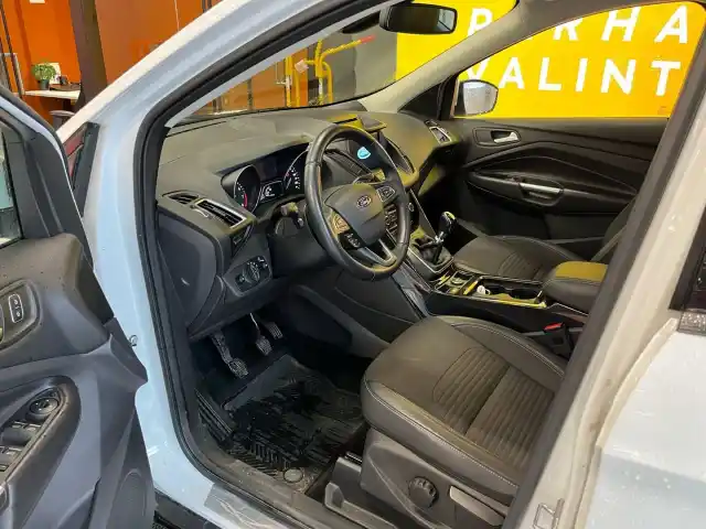 Valkoinen Maastoauto, Ford Kuga – LOO-304